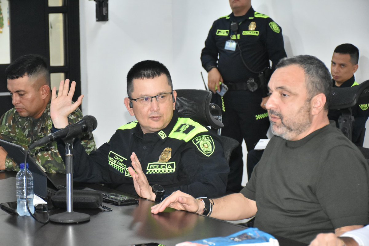 Hoy nos reunimos con autoridades y fuerza pública para alistar el dispositivo de seguridad de la final entre Junior y Tolima. 

Más de 1.300 hombres y mujeres de la Policía y el Ejército estarán desplegados en puntos estratégicos de la ciudad para garantizar una jornada segura.