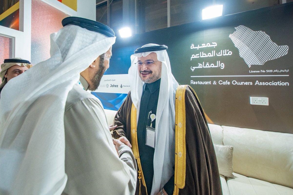RCOA_sa's tweet photo. تشرّف جناح الجمعية في معرض هوريكا بزيارة
سعادة الأستاذ محمد الملحم
وكيل الوزارة للتراخيص وتنسيق المشروعات بوزارة البلديات والإسكان.

كما شارك سعادته في جلسة حوارية مثرية بعنوان
«دعم قطاع المطاعم والمقاهي»، تناولت سبل التمكين، تطوير البيئة التنظيمية، وتعزيز استدامة القطاع.

زيارة قيّمة ونقاش بنّاء يعكس التكامل بين الجهات الحكومية والقطاع، ويؤكد أهمية الشراكة لدعم نمو المطاعم والمقاهي
