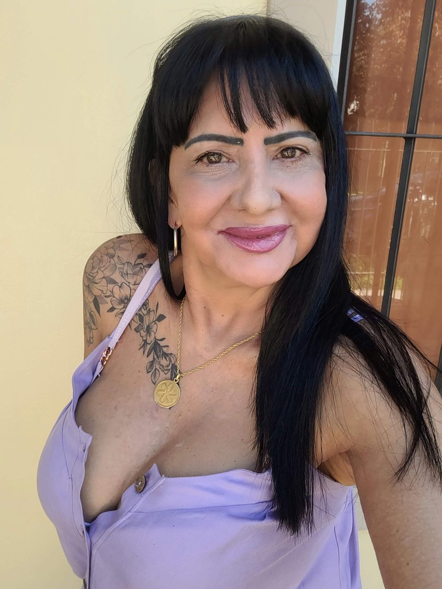 Holaaa  mis amigos!! 🙋‍♀️😃🥰❤️ ya llegué recién tarea laboral cumplida así estoy.. así.....la 📸 natural  vamos por mi pequeño aporte si ??? Cansadisima 
💃💫MI MARTES💃💫 con ropa de trabajo  hoyyy compre lencería 😃 ya  estrenare❤️😘 dentro de mis tiempos! Sin parar🎄🎉 besitos