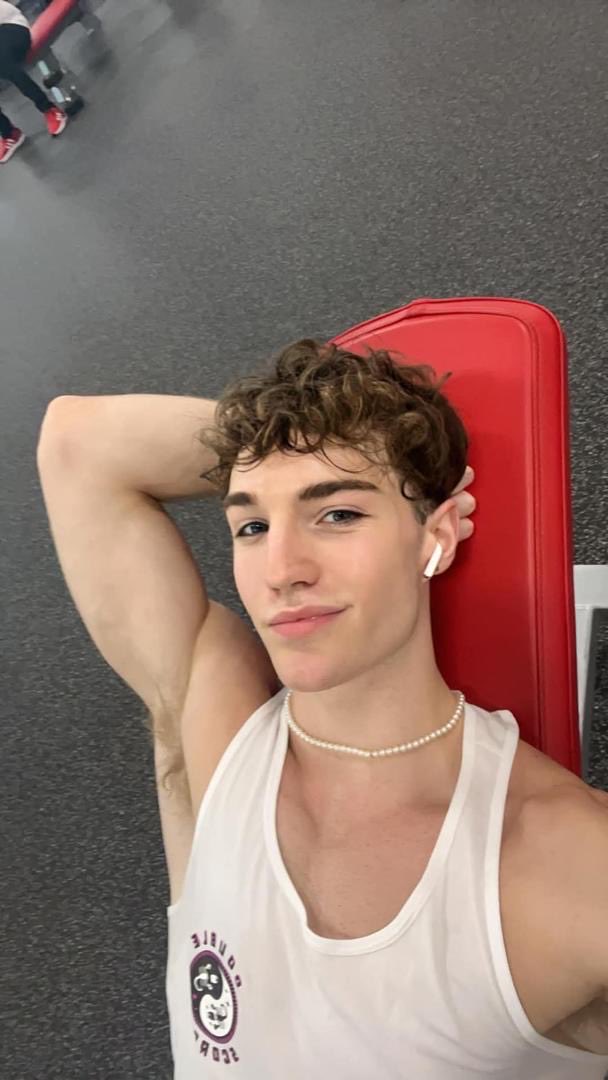 Banthlysmith's tweet photo. Looking for a gay mate https://t.co/ltKJF0ezuy