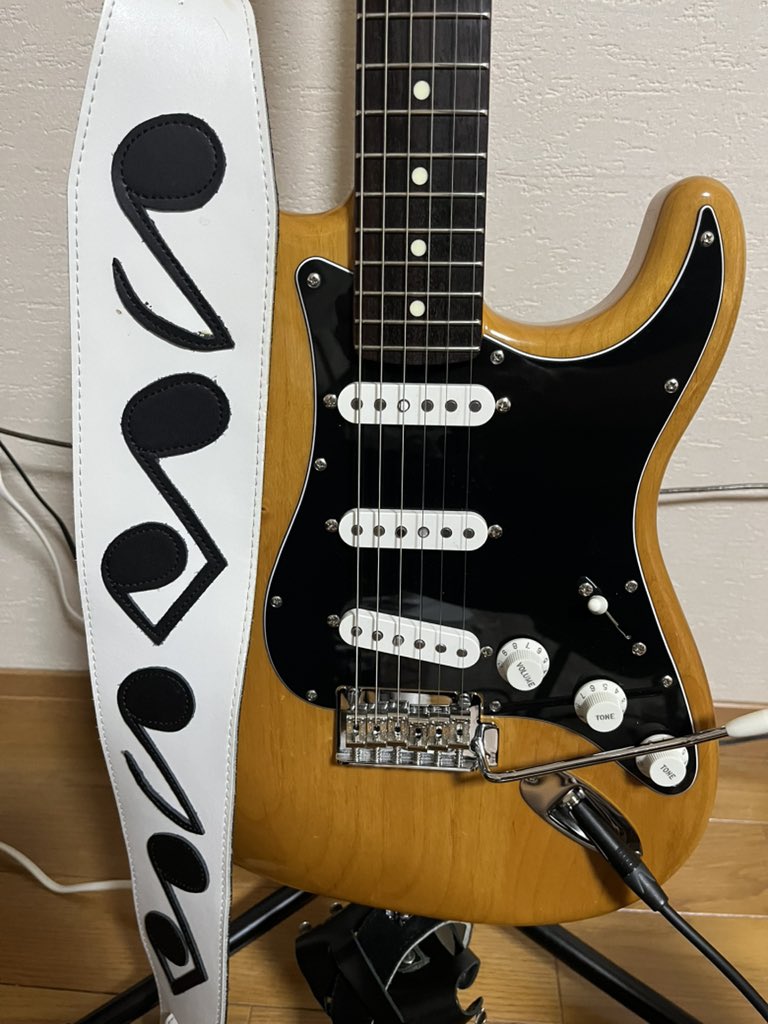 takborngt's tweet photo. ついに足元も仕上がったと思う。来年からはトリオでレイヴォーン、ジミ、クラプトンもやる。その先はジョンメイヤーもやってみたい。MIJストラトも9ヶ月弾いてたら仕上がった。次はSEsilver skyかな。 https://t.co/9ivUFkOzB6