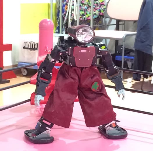 MicroMouse2011's tweet photo. 第15回RoboOneライト　優勝のKHRメタ
この後ランキングポイント４００点以上の人は公認ロボットの使用が禁止された
公認ロボットでも優勝できることを証明するため頑張ってきたのに・・・・　と当時の気持ちがぶり返す https://t.co/0c6dZyE1AY