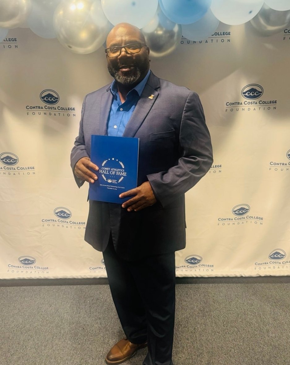 CCCFootball_24's tweet image. Congratulations @RealCoachCarter for being named the Head Coach for @SacHornetsFB Contra Costa HOF Coach Alonzo "Zo" Carter led the Comets to 4 Conference Championships is 6 seasons.