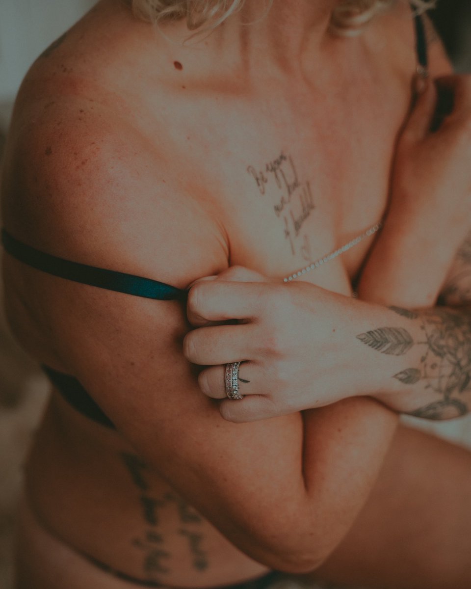 2017BAHB's tweet photo. Want some custom content? Only a dm away from content of hot British MILF. You know what to do 😈 xxx https://t.co/DLSh0pgnvC