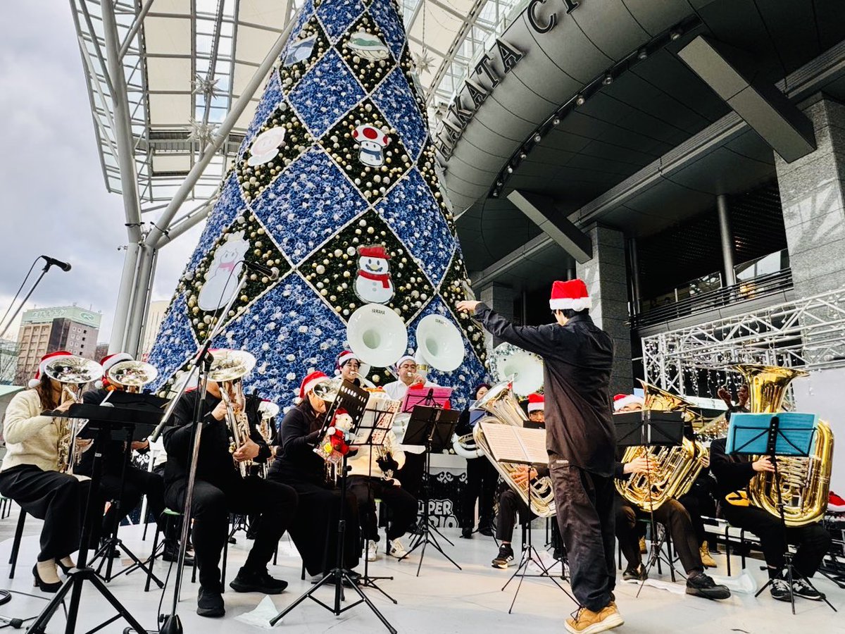 tubaxmasfukuoka's tweet photo. 12/14(日)はクリスマスマーケット博多ステージで演奏してきました🎅🏻❤️
博多での演奏は今年初の試み🎄✨
JR博多駅前の大きなクリスマスツリーの横で、クリスマスマーケットに訪れたお客さんにチューバクリスマスを広めてきました⛄️🔔🎶
#チューバクリスマス2025
#tubachristmas https://t.co/S4qKxeoOiW