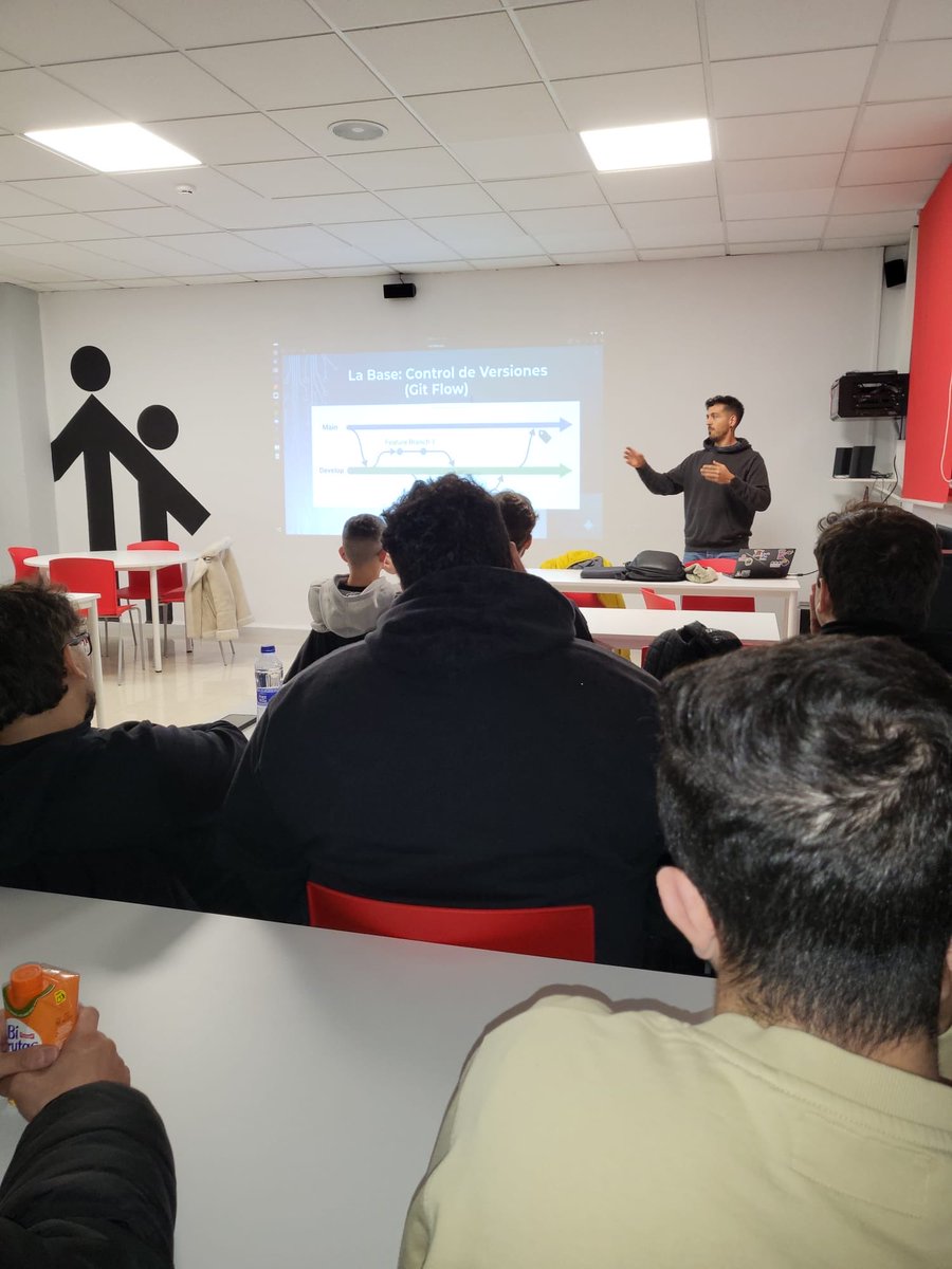 SalesianosPiza's tweet photo. Primera jornada de nuestra semana vocacional, inaugurada por @SalamancaVivela y con diversas ponencias a cargo de profesionales del mundo de la administración, la electricidad, la informática y el marketing.

#formacionprofesional #fp https://t.co/FpVo3iHRZH