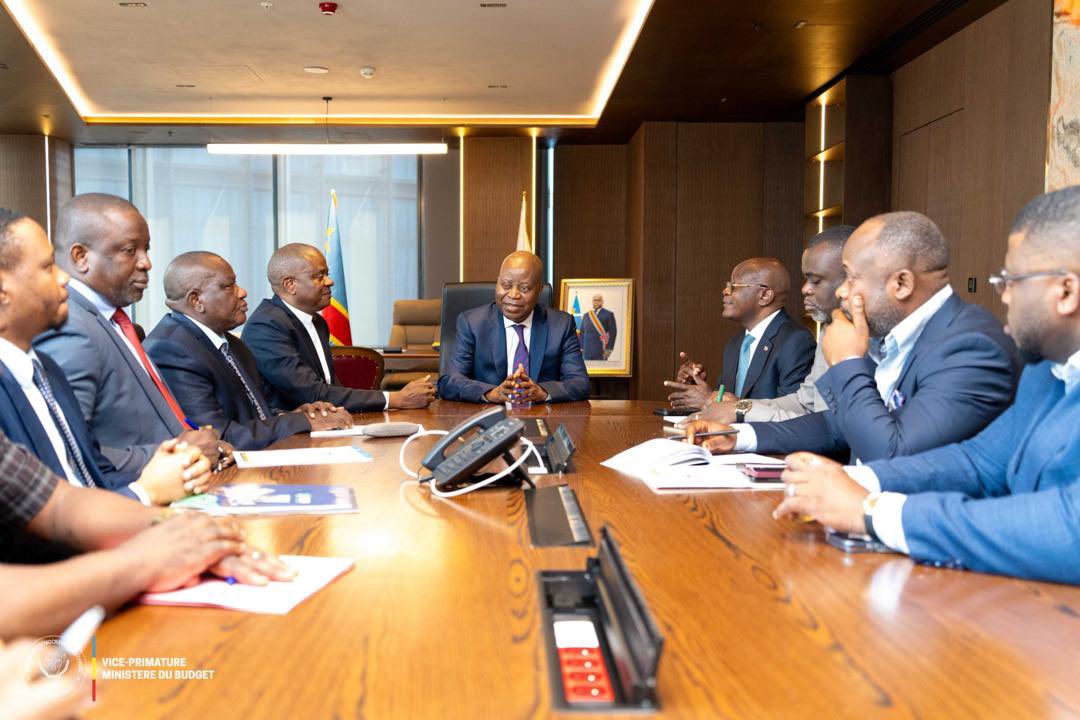 AdesemaP's tweet photo. Le Ministre d'État Grégoire #Mutomb a rencontré le VPM #Muzito pour discuter des arriérés de rémunération de trois établissements publics relevant de son ministère, dont l'OVDA et l'ONHR. Ces structures sont paralysées depuis 5 ans, menaçant la continuité du service public,… https://t.co/KZ1eXfIdk8