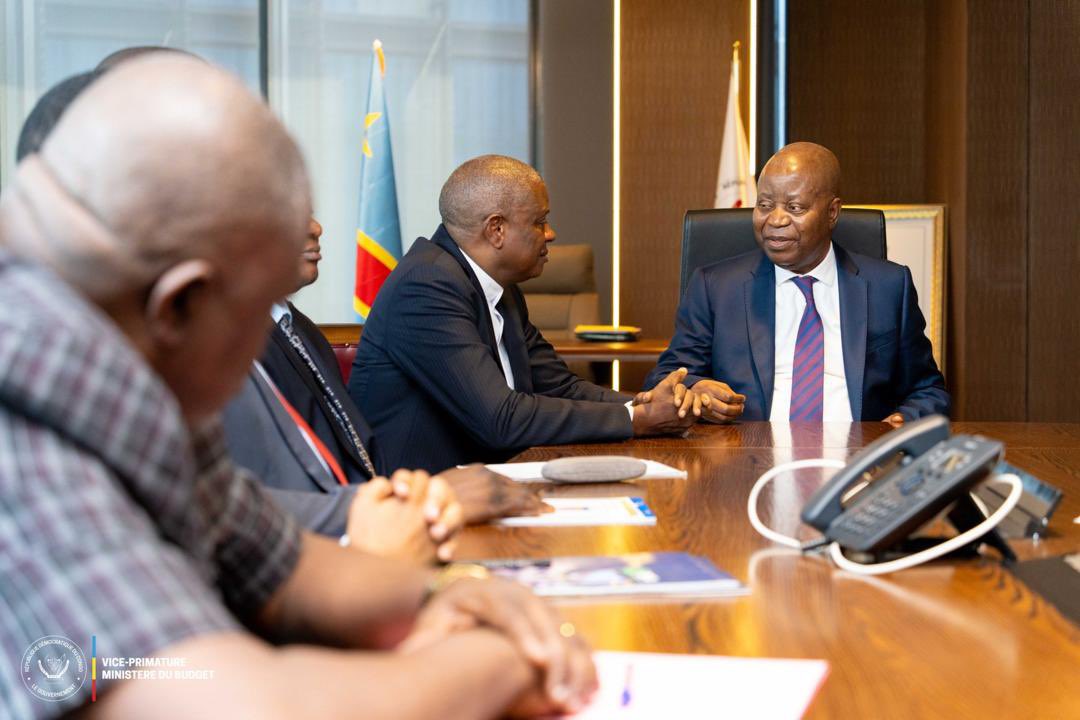 AdesemaP's tweet photo. Le Ministre d'État Grégoire #Mutomb a rencontré le VPM #Muzito pour discuter des arriérés de rémunération de trois établissements publics relevant de son ministère, dont l'OVDA et l'ONHR. Ces structures sont paralysées depuis 5 ans, menaçant la continuité du service public,… https://t.co/KZ1eXfIdk8