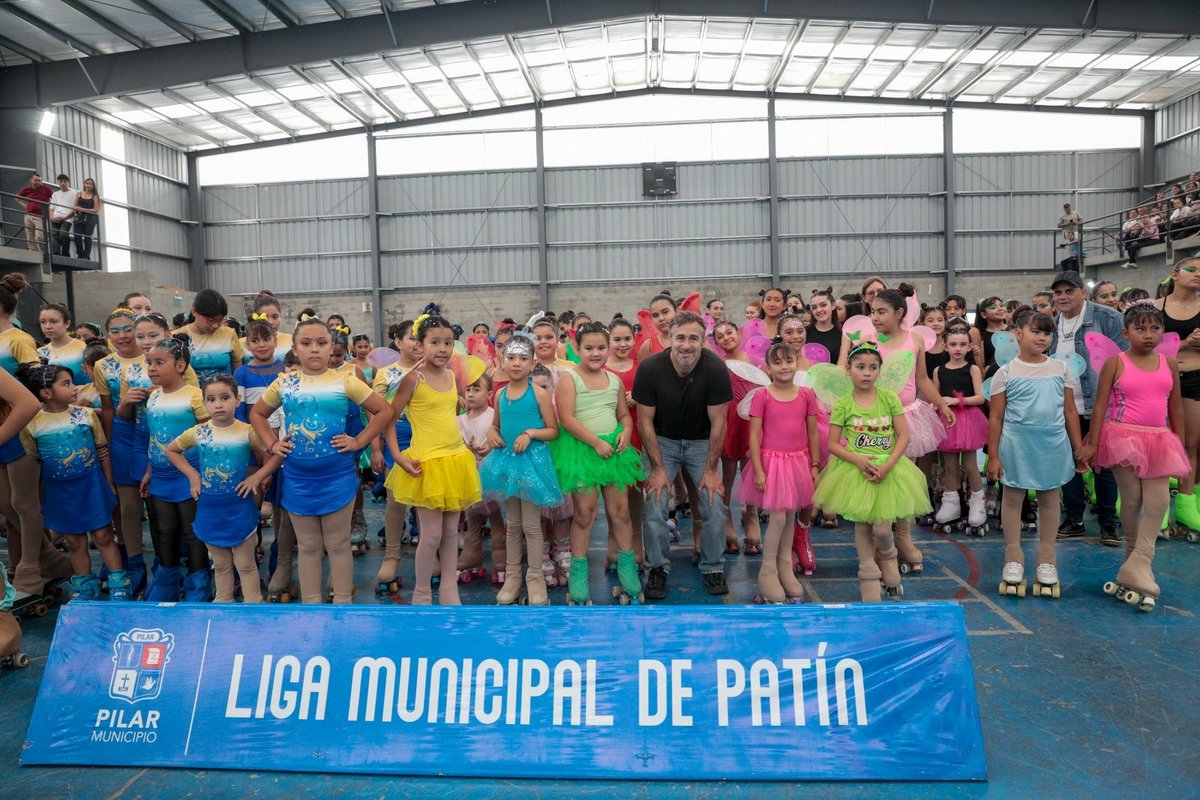 MunicipioPilar's tweet photo. 🛼✨ La Liga Municipal de Patín es un espacio que creamos para que las y los chicos que practican este deporte en nuestros Clubes Municipales tengan un nuevo espacio de encuentro, competencia y progreso. 

En el Club Municipal Lagomarsino vivimos un gran encuentro con nuestras escuelas municipales de esta actividad, que cada año tienen más participantes, más talento  y más energía. 

Vamos a continuar impulsando este deporte en Pilar para que siga creciendo en cada una de nuestras localidades 💪