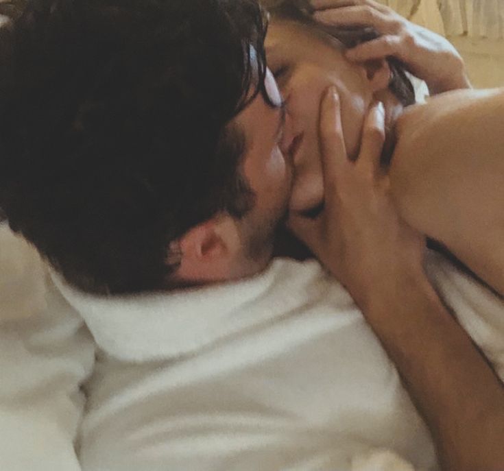 بِجانبـك تَبـدّو ڪُلّ الأشيـاء في غايـة
الرَوعـة أُحِبُنـي حيـنَ أڪون مَعَـكَ 🧿♥.