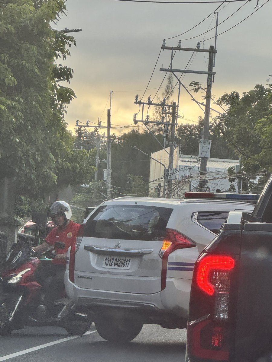 vbryanco's tweet photo. No siren.  No emergency.  Sisingit pa causing more traffic.  Mas importante oras nyo? @sanjuancityncr https://t.co/fVt2poL8HI