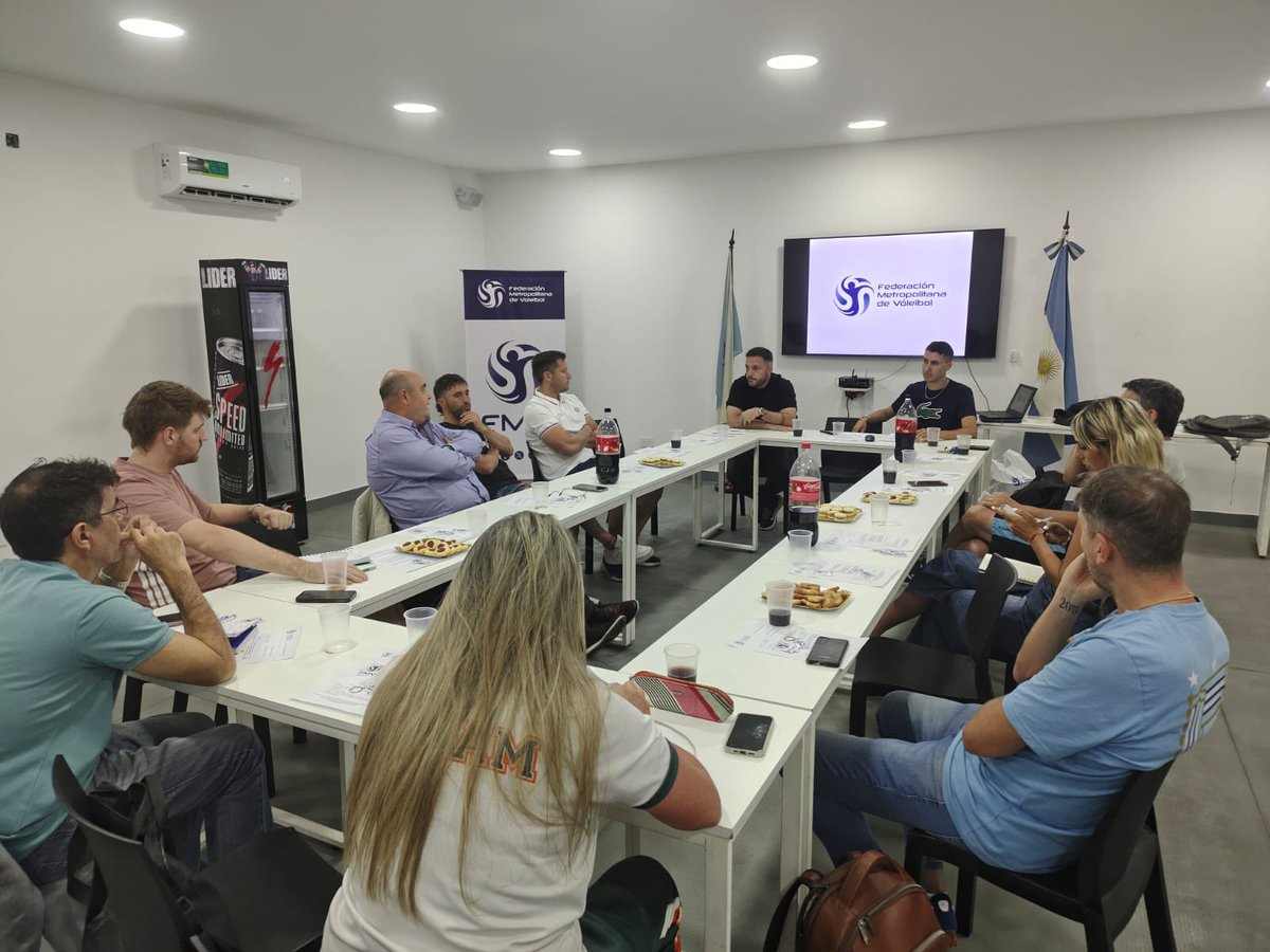 #DHRUS2025

🙌 Se realizó la reunión de cierre de la División de Honor masculina con el objetivo de hacer un balance sobre la temporada 2025 y planificar lo que se viene para el próximo año. 💪