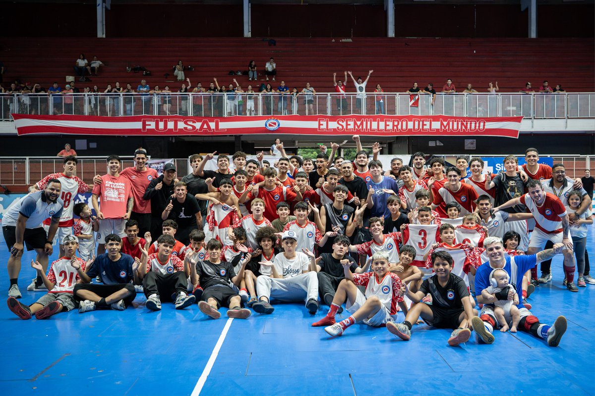 FutsalAAAJ's tweet image. #AAAJ 🐞♥️ ¡VAMOS CAMPEONES! 

¡Argentinos es el nuevo campeón de la Copa de la Liga @LAAMBAOK! 🏆

Luego de una jornada muy pareja ante Flores Club, el certamen se resolvió por penales en el partido de Primera. 🔥

¡Enorme esfuerzo para cerrar el año con un torneo perfecto! 🤩