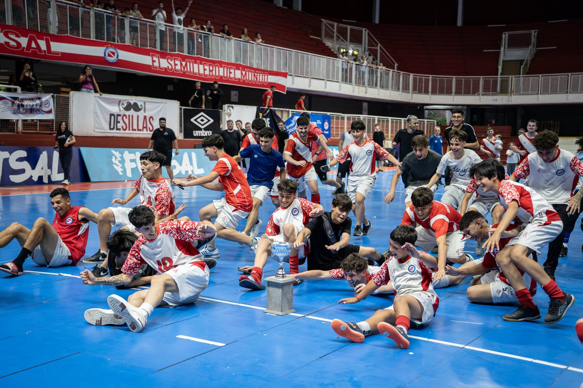 FutsalAAAJ's tweet image. #AAAJ 🐞♥️ ¡VAMOS CAMPEONES! 

¡Argentinos es el nuevo campeón de la Copa de la Liga @LAAMBAOK! 🏆

Luego de una jornada muy pareja ante Flores Club, el certamen se resolvió por penales en el partido de Primera. 🔥

¡Enorme esfuerzo para cerrar el año con un torneo perfecto! 🤩