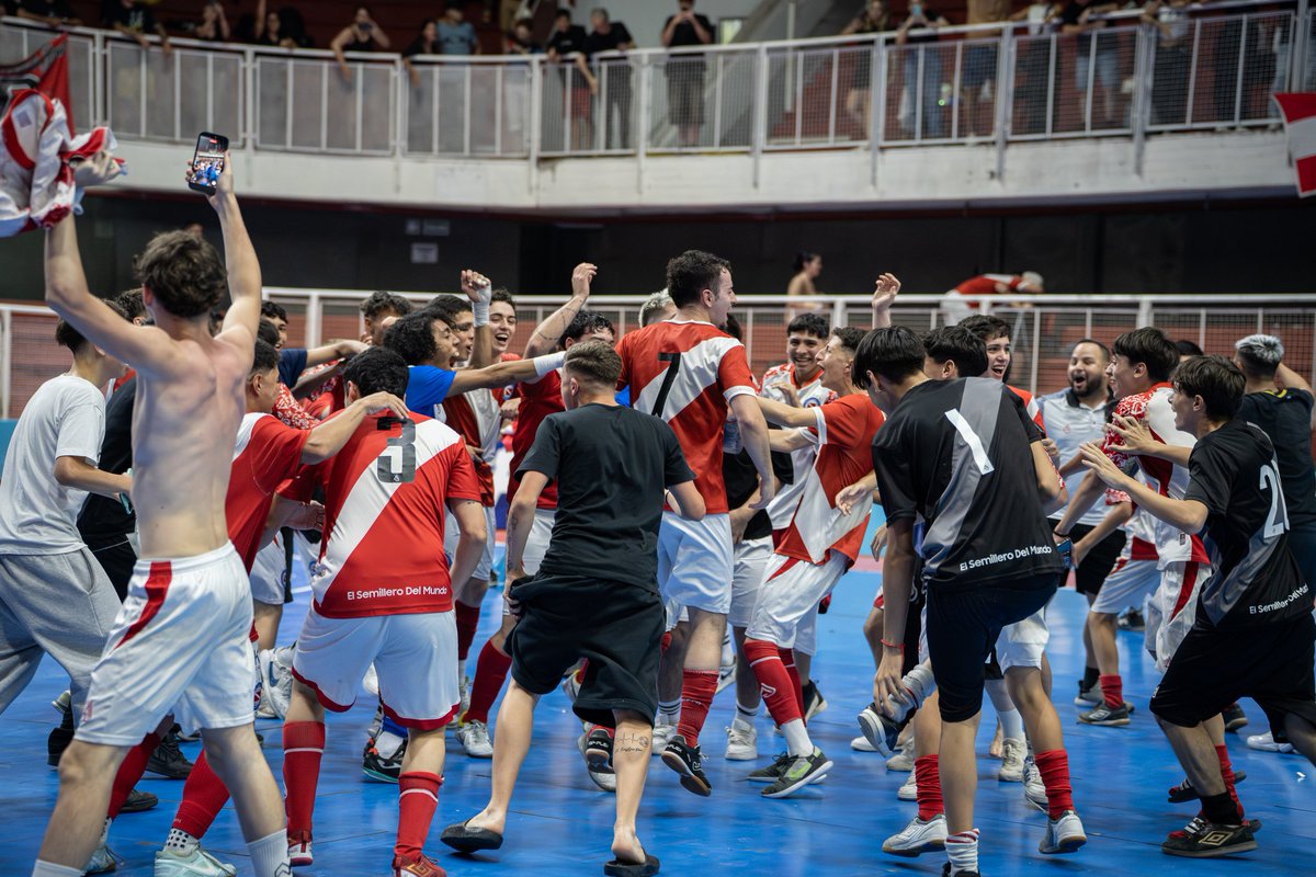FutsalAAAJ's tweet image. #AAAJ 🐞♥️ ¡VAMOS CAMPEONES! 

¡Argentinos es el nuevo campeón de la Copa de la Liga @LAAMBAOK! 🏆

Luego de una jornada muy pareja ante Flores Club, el certamen se resolvió por penales en el partido de Primera. 🔥

¡Enorme esfuerzo para cerrar el año con un torneo perfecto! 🤩