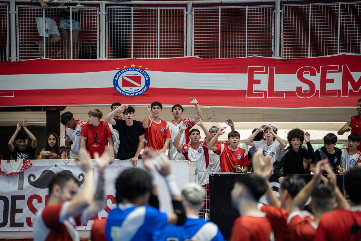FutsalAAAJ's tweet image. #AAAJ 🐞♥️ ¡VAMOS CAMPEONES! 

¡Argentinos es el nuevo campeón de la Copa de la Liga @LAAMBAOK! 🏆

Luego de una jornada muy pareja ante Flores Club, el certamen se resolvió por penales en el partido de Primera. 🔥

¡Enorme esfuerzo para cerrar el año con un torneo perfecto! 🤩