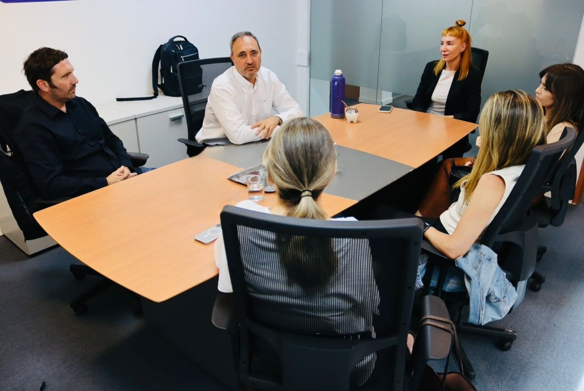 Junto a directivos de Microsoft recorrimos el Centro de Simulación, un espacio de #formación con simuladores inmersivos, #tecnología de vanguardia y prácticas que replican entornos reales de #trabajo.

👉 Formación práctica para desarrollar las habilidades que demanda el futuro.