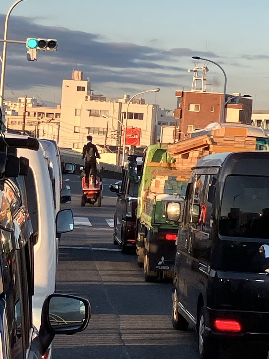 noritan32's tweet photo. 朝からすごい奴がいた。
荷台に乗って危ないねー
#危険運転 https://t.co/gkFdD9qBoY