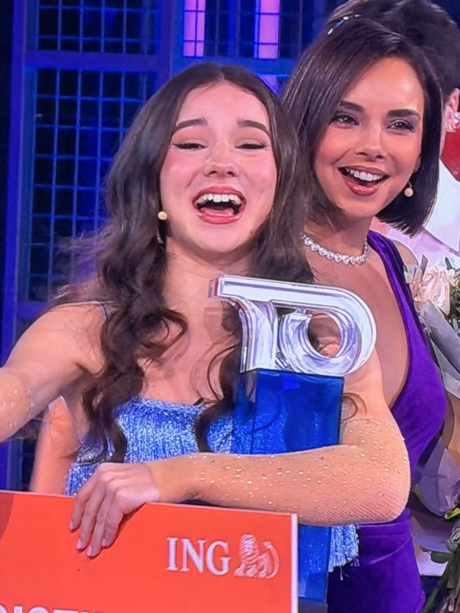 JamesBlossom___'s tweet photo. Cristina como es tradicional lo ha ganado TO #OTGalaFinal https://t.co/egteHDJuUq