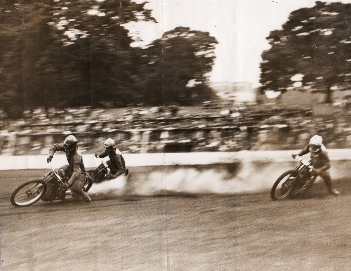 UprightSpeedway's tweet image. This is Crystal Palace, London mid 1930s I think. If you fast forward 90ish years, change the riders to Bartosz, Brady and Dan, how much has changed 🤷‍♂️