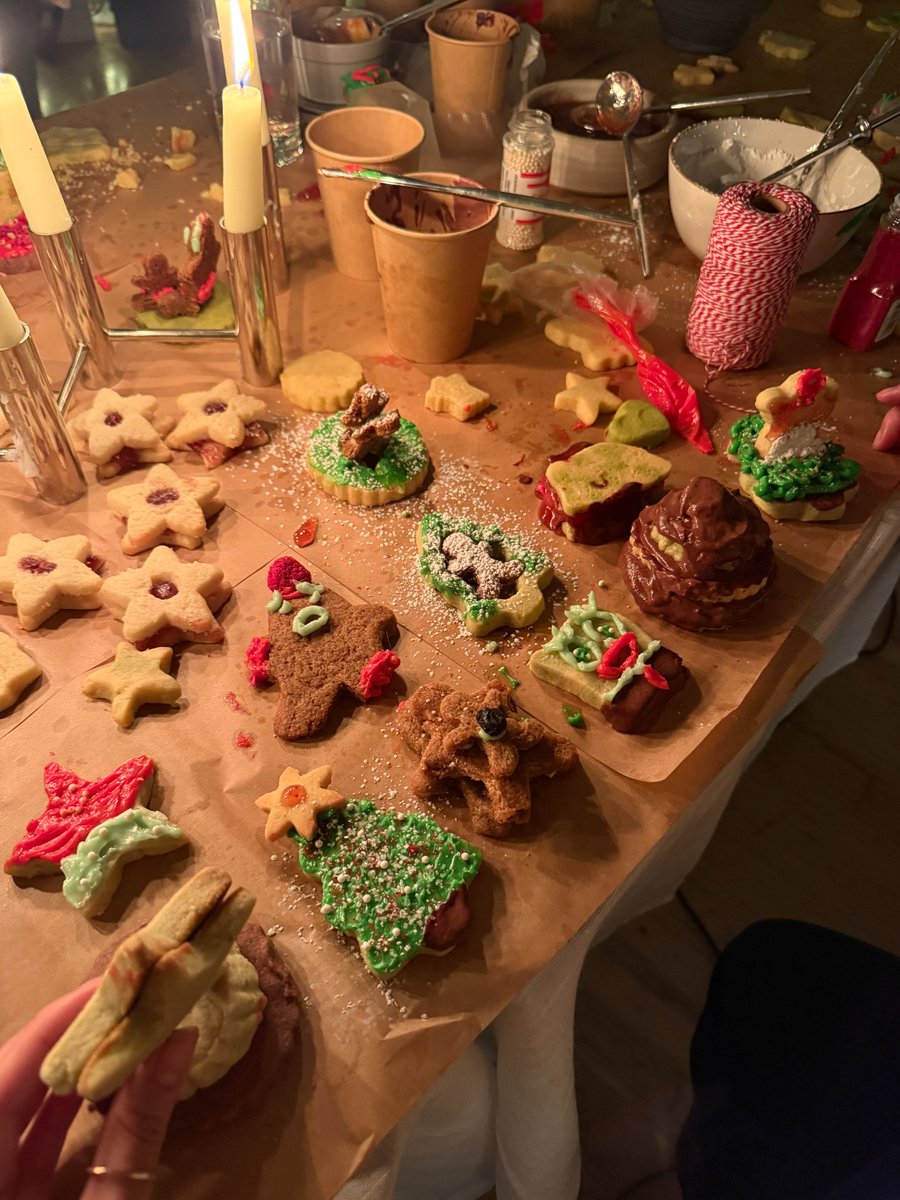 eunifiedworld's tweet photo. probably the coziest xmas holiday party in sf this year

thank you everyone for coming <3

cookies and setup by our very own @honeypoii https://t.co/6n1UbyKLyc