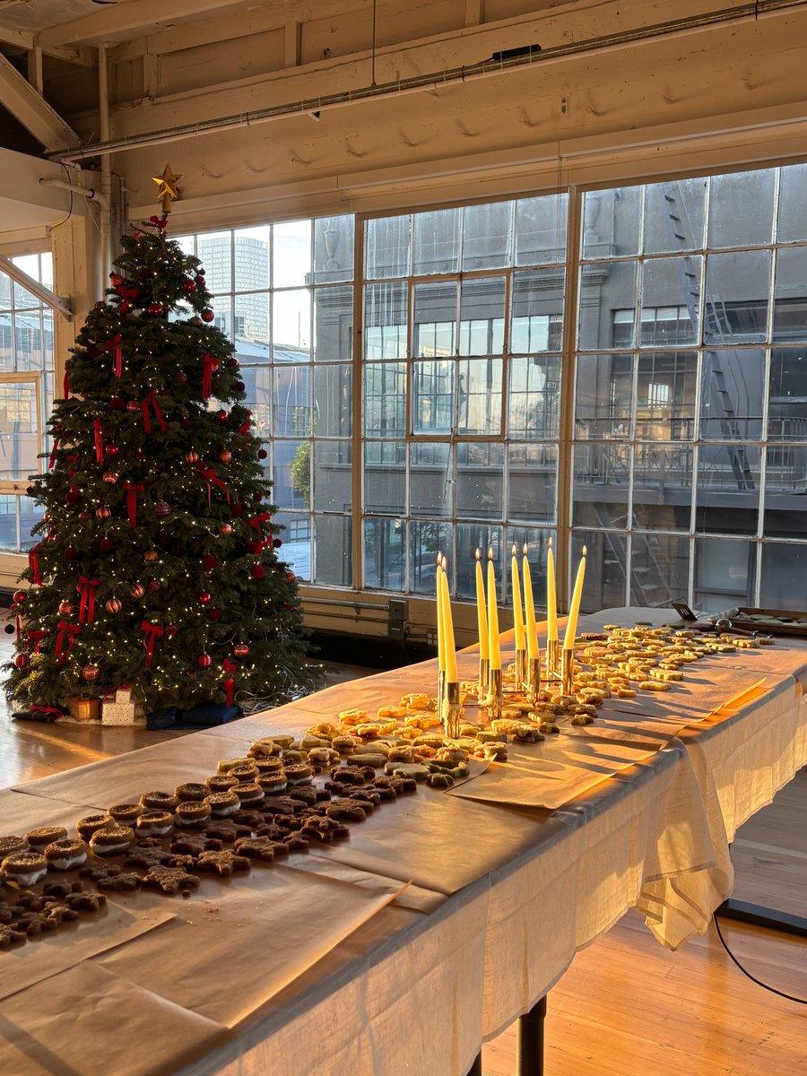 eunifiedworld's tweet photo. probably the coziest xmas holiday party in sf this year

thank you everyone for coming <3

cookies and setup by our very own @honeypoii https://t.co/6n1UbyKLyc