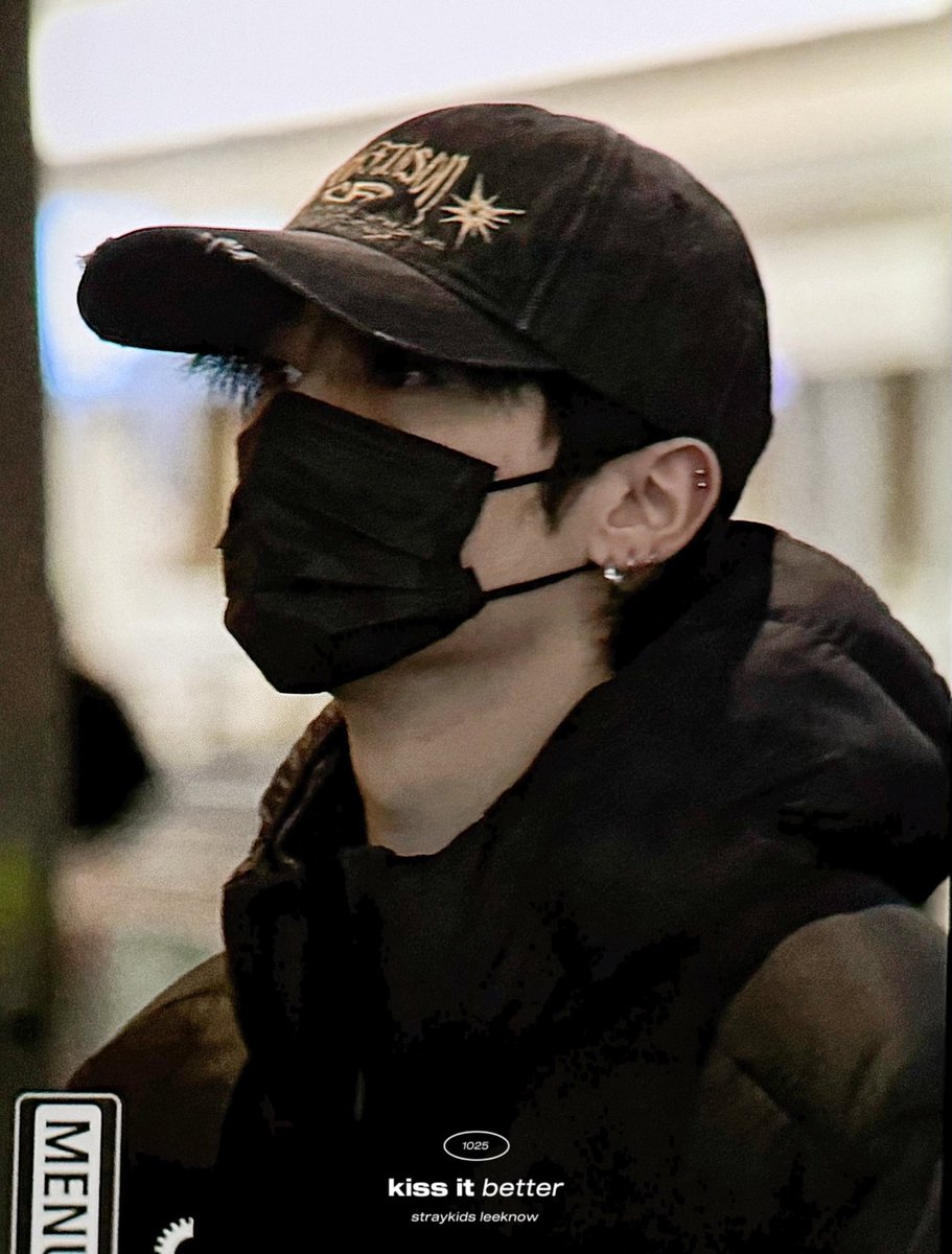 leeknowarchive's tweet photo. Leeknow at japan airport today. 🖤 https://t.co/oVIXiL1vp2