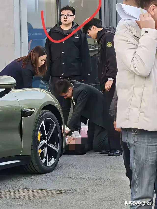 Ari76184709's tweet photo. 杭州小米交付中心，车主刚提YU7还没开出园区把人撞了。看视频是不容乐观。
从提新车的喜悦到送走一条人命的惶恐就是摸一下方向盘深踩一脚油门的事儿。

官方披露的消息是倒车时误踩加速且踩得很深。 https://t.co/m46iVTMdZV