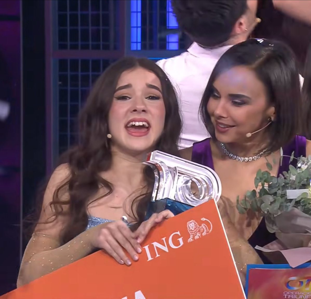 con 12 añitos vio a miriam decir que los sueños se cumplen en la final de ot2017 y hoy la misma miriam le ha entregado su cheque de ganadora #OTGalaFinal