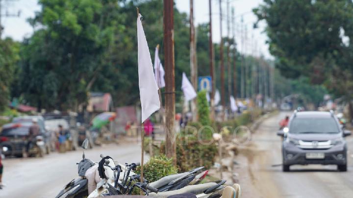 Pemasangan bendera putih di jalan lintas Sumatera yang menghubungkan Kabupaten Aceh Tamiang dengan Kota Langsa, Aceh

Pemasangan bendera putih sejak rabu malam, 10 Desember 2025, menjadi simbol masyarakat menyerah dan tidak sanggup mengatasi dampak bencana. 

Tempo/Ilham Balindra