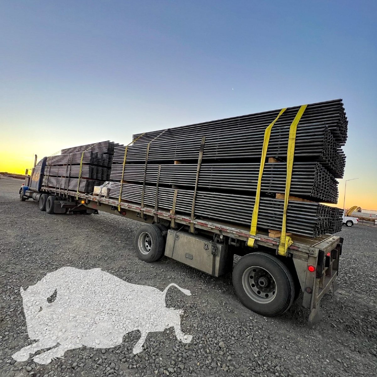BisonPipe's tweet image. Another load of Bison Tough panels headed to a customer! Build it just once, build it Bison Tough! Give us a call at (208) 324-2142 to get your order rolling today.

#BisonPipe #BisonTough #SteelFence #PipeYard