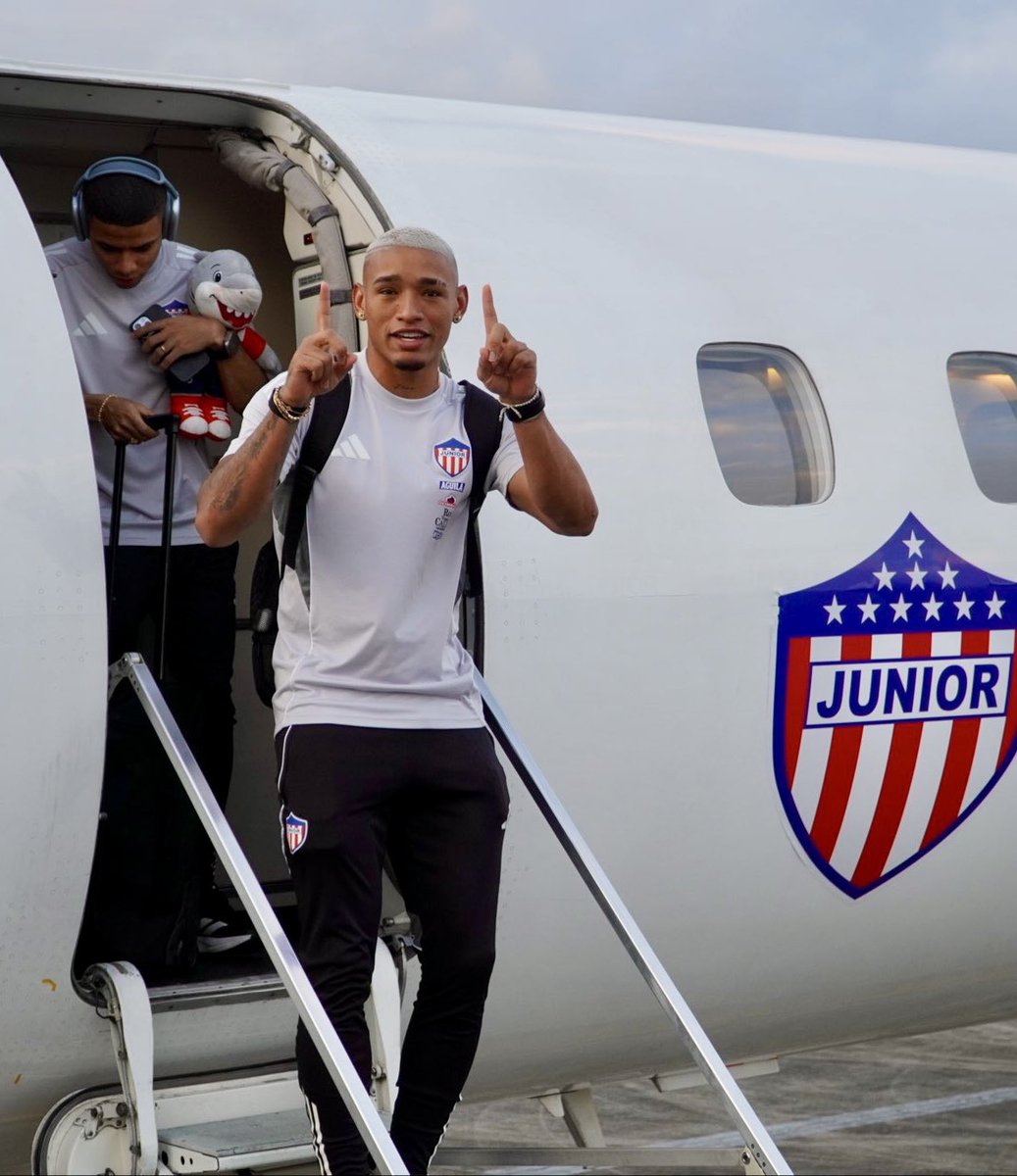 SOLO_JUNIOR's tweet photo. 🙌 • En Ibagué, encomendados a Dios y con el peluchito del Tiburón 🦈 https://t.co/jQ9MwGplGF
