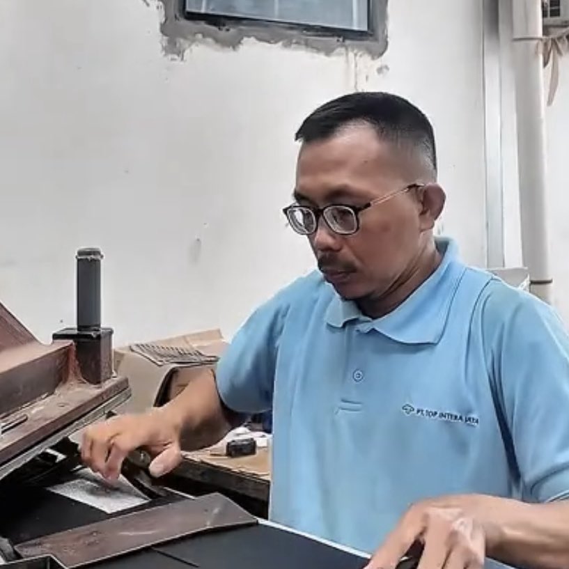 beautales_'s tweet image. FUN FACT: Les Catino stands for “Lestarikan Citra Artistik Tas Indonesia” 

made by a bag factory in DEPOK, a legendary local brand since 1992 🩷🇮🇩🇮🇩