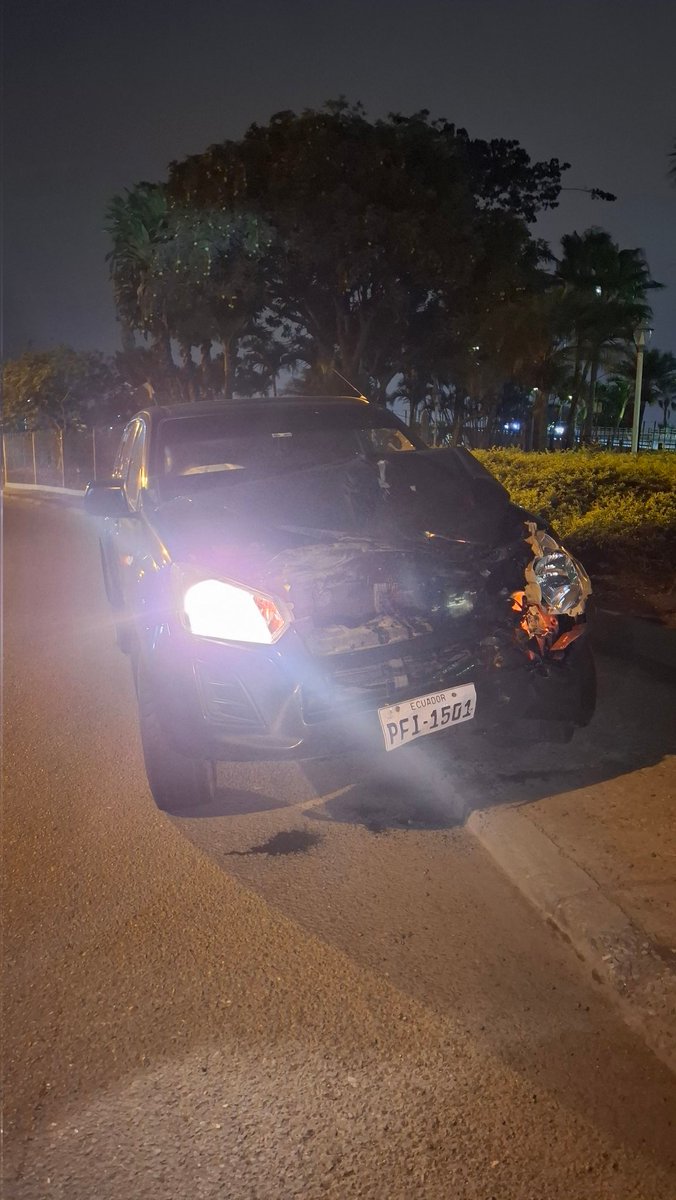 Ed01969's tweet photo. @EmergenciasEc sujeto que atropello a dos personas en puenta unidad nacional. 16/12/2025 - 23:30 https://t.co/SZKiD4QcUQ