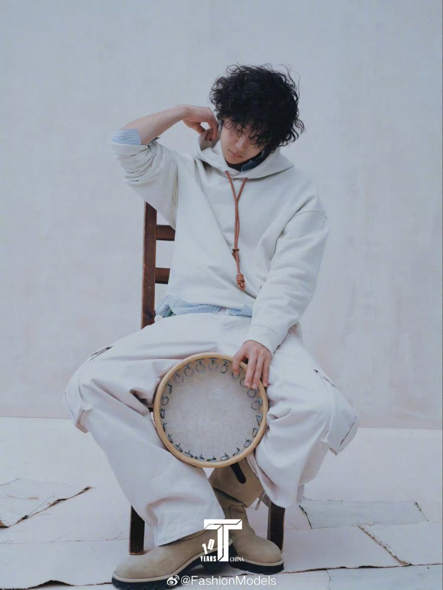 N8597N's tweet image. YIBOxTMAG Happy December
#WangYiboTChinaDec25 
ในปี 2025 หวังอี้ป๋อมอบเวลาให้กับ “ร่างกาย” เป็นจำนวนมาก
ไม่ใช่เพื่ออวดทักษะ
ไม่ใช่เพื่อทำให้เรื่องเล่าของใครสมบูรณ์แต่เป็นการนำตัวเองเข้าไปอยู่ในสภาพแวดล้อมที่ซับซ้อนและเปี่ยมด้วยความสนุกซ้ำแล้วซ้ำเล่าเพื่อขัดเกลาความอดทน…