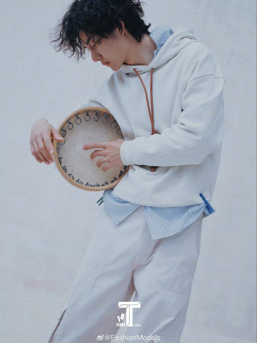 N8597N's tweet image. YIBOxTMAG Happy December
#WangYiboTChinaDec25 
ในปี 2025 หวังอี้ป๋อมอบเวลาให้กับ “ร่างกาย” เป็นจำนวนมาก
ไม่ใช่เพื่ออวดทักษะ
ไม่ใช่เพื่อทำให้เรื่องเล่าของใครสมบูรณ์แต่เป็นการนำตัวเองเข้าไปอยู่ในสภาพแวดล้อมที่ซับซ้อนและเปี่ยมด้วยความสนุกซ้ำแล้วซ้ำเล่าเพื่อขัดเกลาความอดทน…