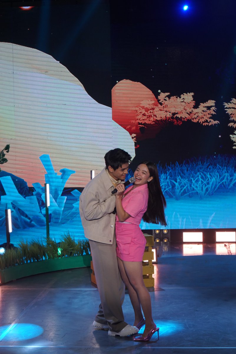 itsShowtimeNa's tweet photo. TEAM LAVAN ba kayo? 🥰

#ShowtimeLoveChristmas #LoveYouSoBad
WATCH #ItsShowtime LIVE:
https://t.co/Gs3IAXU5tb https://t.co/a0VpcHTQKY