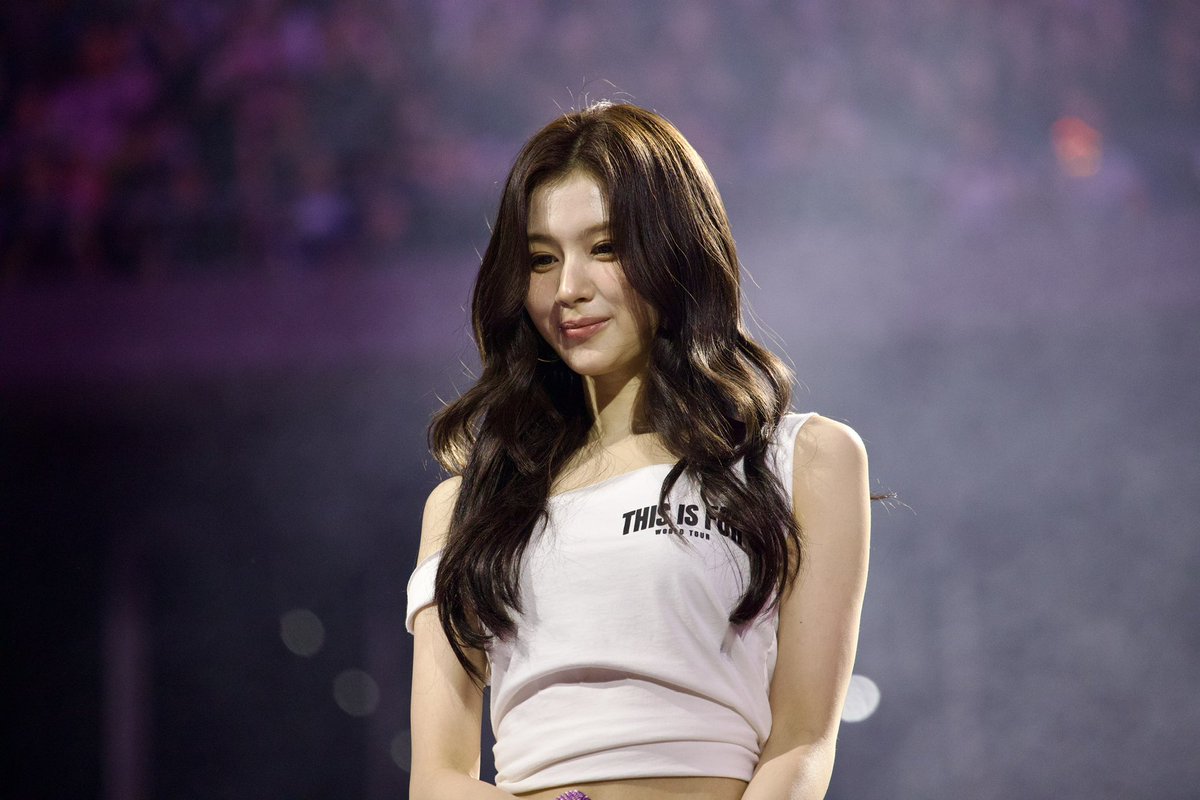 TWICE サナ ♛𝐓𝐖𝐈𝐂𝐄 𝐒𝐚𝐧𝐚 (사나)♛ | 250907🥟 Cr. X (VSB_1229