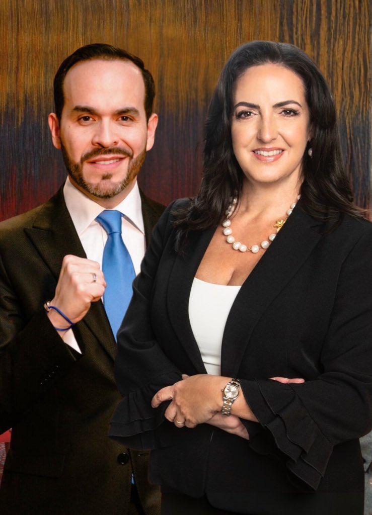 SaantiagoGuerra's tweet photo. “Hay más futuro que pasado, generala”.

Mensaje de @ABDELAESPRIELLA a @MariaFdaCabal. https://t.co/uO2pA18NBx