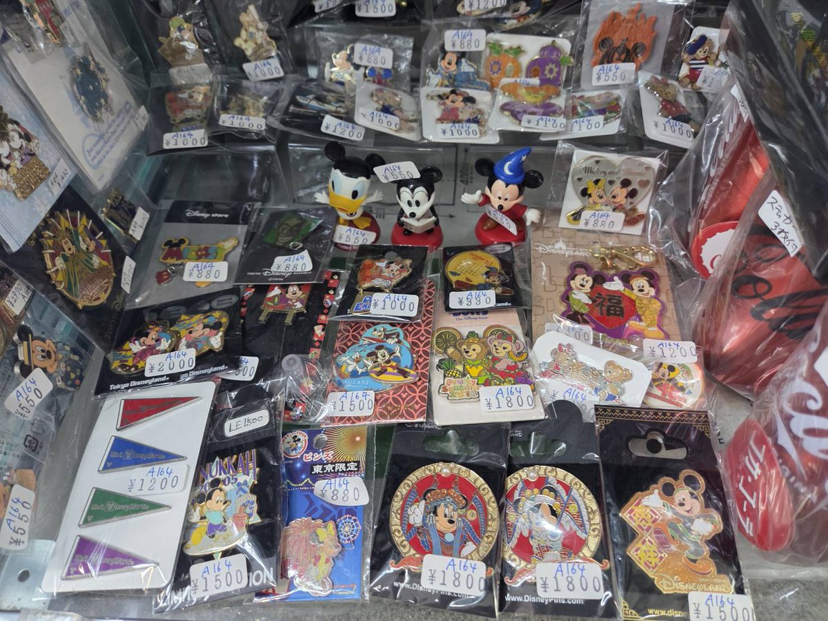 ☆A164ケースに入荷です!! ディズニーピンズ/ピンバッチ各種