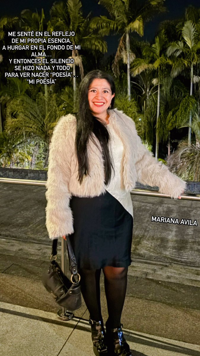 ME SENTÉ EN EL REFLEJO DE MI PROPIA ESENCIA, 
A HURGAR EN EL FONDO DE MI ALMA...
Y ENTONCES EL SILENCIO SE HIZO NADA Y TODO
PARA VER NACER "POESÍA"...
"MI POESÍA"
Mariana Ávila