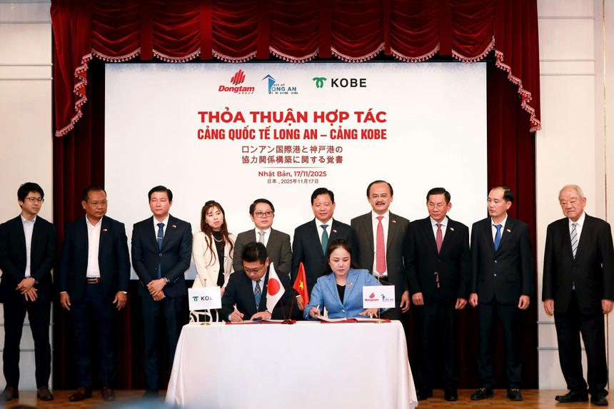 KLAWSjapan's tweet photo. Cảng Quốc tế Long An ký MOU với Cảng Kobe để xây dựng chuỗi cung ứng xanh Việt - Nhật.
ロンアン国際港 は、神戸港との間で、神戸の最新インフラを活用した日越グリーンサプライチェーン構築に関するMOU(覚書)を締結しました。
Theo: Báo Tài chính
#klaws #VNJP #日越協力 https://t.co/QfHW9HFQ5P