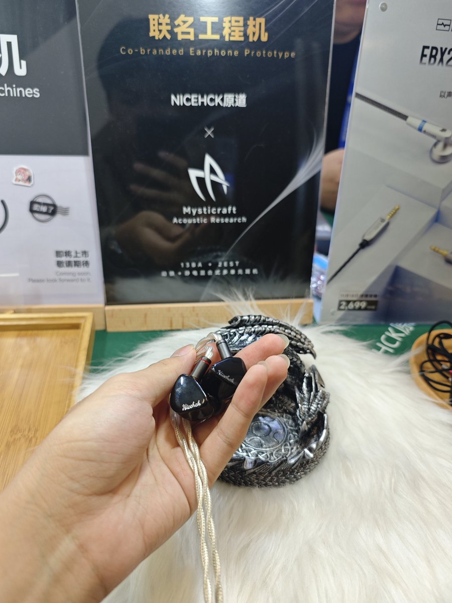 Maxonelix's tweet photo. 整個廣州展我最喜歡的耳機，就是這個原道和mysticraft聯名的工程樣機，聲音很順滑，三頻也很均勻 https://t.co/cSRlbdvQqa
