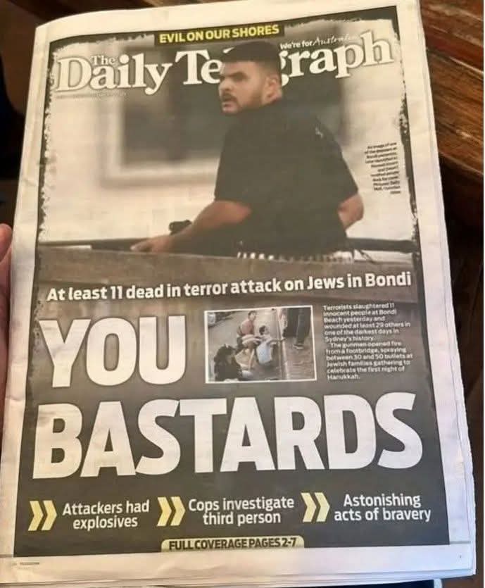 JesnaAugust's tweet image. മനുഷ്യരെ കൊല്ലുന്ന തീവ്രവാദികളെ വെള്ളപൂശുന്ന കേരളത്തിലെ പത്രവും,
മനുഷ്യരെ കൊല്ലുന്ന തീവ്രവാദികളെ സമൂഹത്തിൽനിന്നും മാറ്റിനിർത്തി വിളിക്കേണ്ടത് വിളിക്കുന്ന ഓസ്ട്രേലിയൻ പത്രവും. 
#Redfort #bondybeach #TerrorAttack