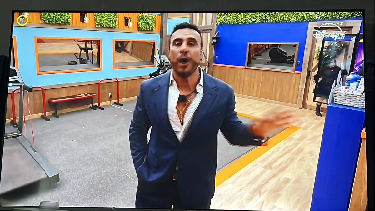 berexf1's tweet photo. Dice Cepillín que voten por el, quien le dice que tiene solo como 3 fans 🤣 hasta la cámara se fue #LaGranjaVIP https://t.co/bVWgv9YV7y