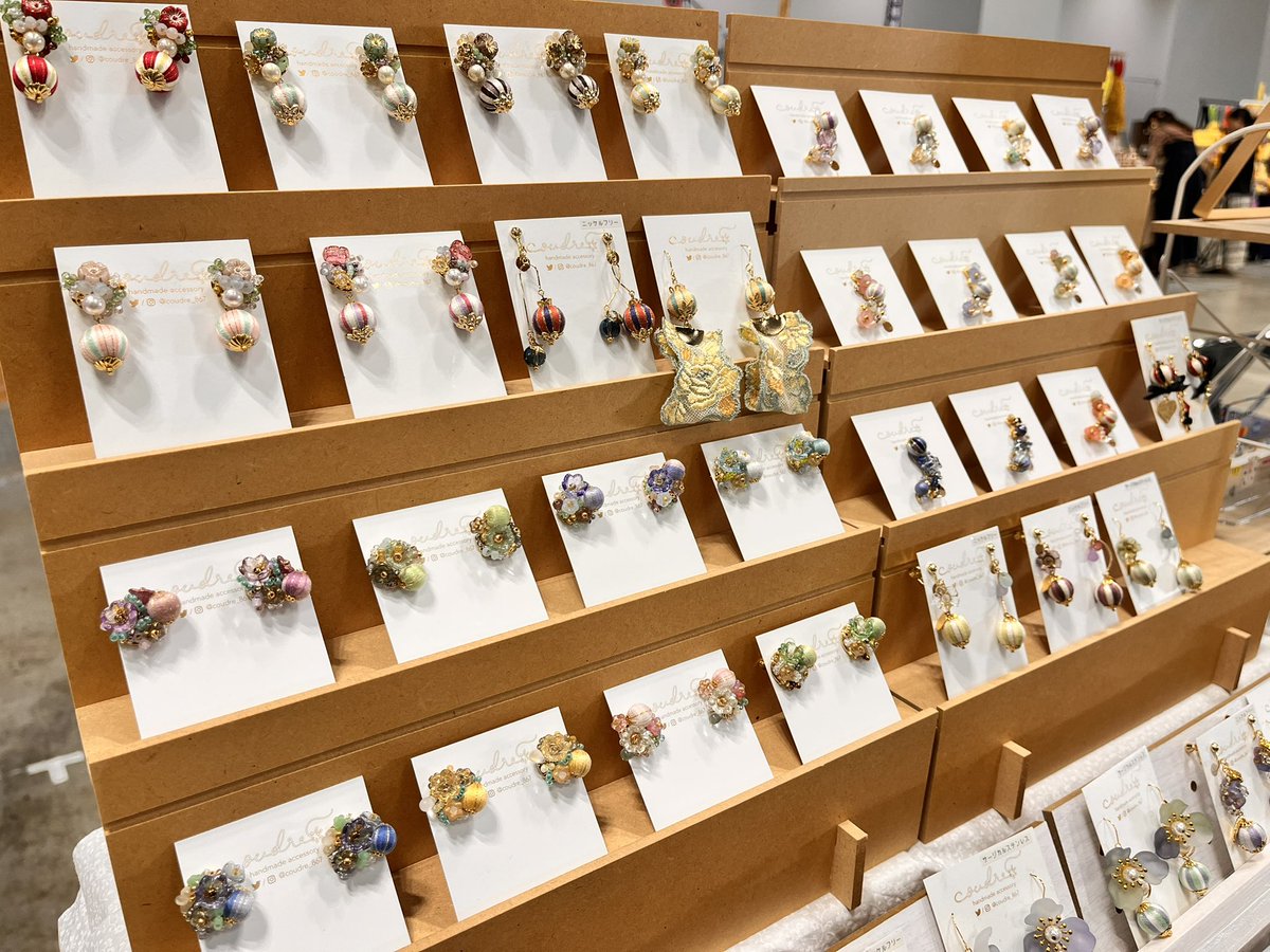 #ぼっち企画展 参加させていただきます(^o^)/

木のビーズに刺繍糸を巻き付けて模様を描く“巻き玉”を使ったアクセサリーを製作しています🧵
巻き玉は一つひとつ手巻きで巻いてます🙌🏻
素材が木と糸なので軽い着け心地で、耳に負担が少ないアクセサリーです💎

thank you <a href="/Lupopo_cafe/">*LUPOPO cafe&gallery* 三軒茶屋の糖質オフのケーキ専門カフェとハンドメイドのお店</a>