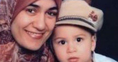 “هاجمها وانتزع حجابها وشتم دينها… ثم أكمل الجريمة داخل المحكمة، ولم يُتَّهَم المسيحيون بالإرهاب!!”

في يوليو 2009 تعرّضت مروة الشربيني، الصيدلانية المصرية المسلمة المقيمة في ألمانيا، لاعتداء عنصري صريح من مواطن ألماني مسيحي يُدعى أليكس دبليو.
هاجمها في حديقة عامة، انتزع حجابها