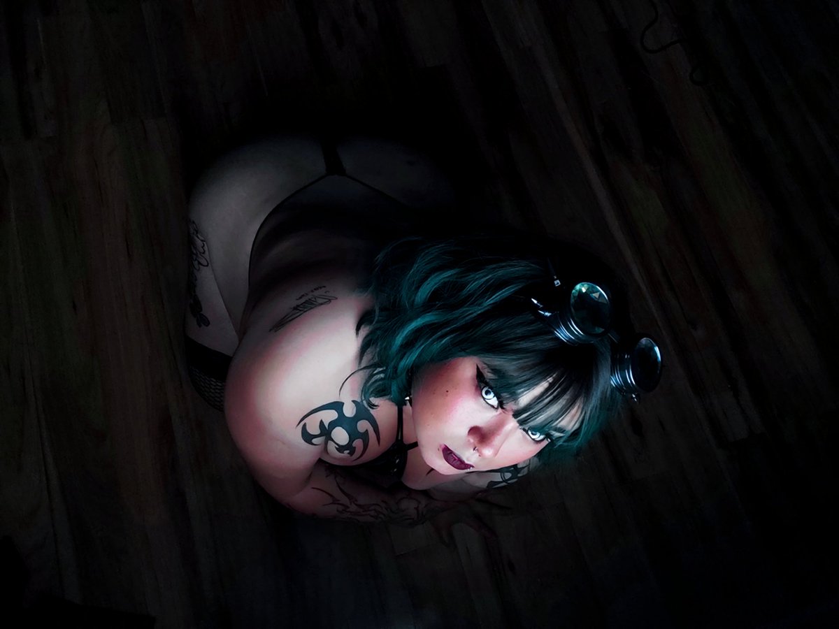 Megumin_cosplay's tweet photo. #chile #cosplayerchilena #ero #erocosplay #goth #pelirrojas #sexy #lenceria #gotica #chilena #chilenaculona https://t.co/YroLpsALxK