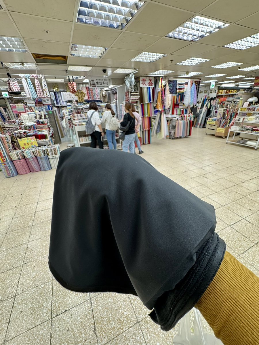 日常

為了週末的市集，
到永樂訂做了一塊大桌布。

出社會越久，
越覺得不會的就交給專業的人就好，

材質、用途、情境、預算，
都有人可以詢問的感覺真的很讚～

自己就專注想做的就好。

-

專業有價