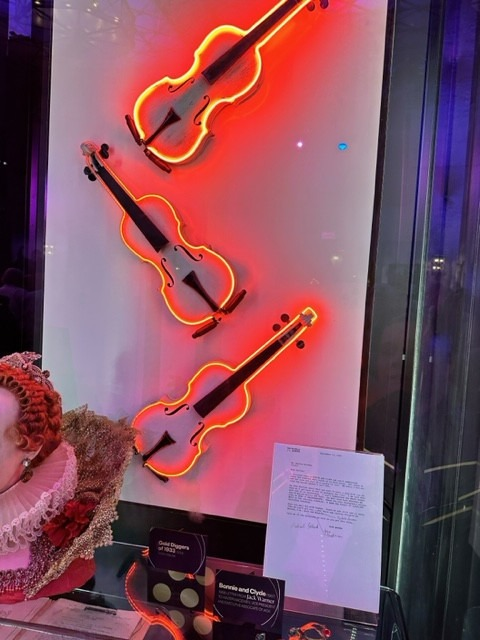 #BusbyBerkeley Art Deco night on @TCM. #Golddiggersof1933 is my favorite of his "big three" (42nd Street and Footlight Parade being the other two).  Flashback to 2023 when my husband and I saw the surviving neon violins from this film. #TCMParty #classicfilm